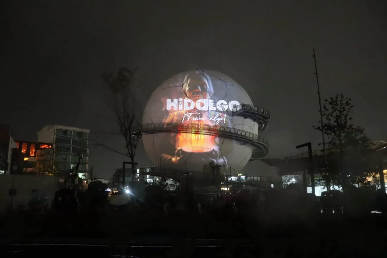 Familias desafían la lluvia en Pachuca para disfrutar del videomapping mundialista