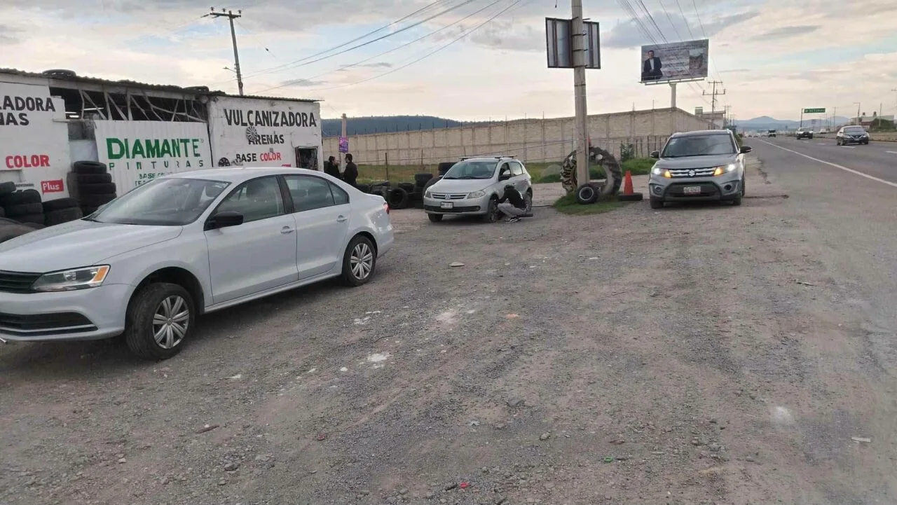 Conductores alertan por enorme bache rompellantas en la carretera Pachuca-Sahagún
