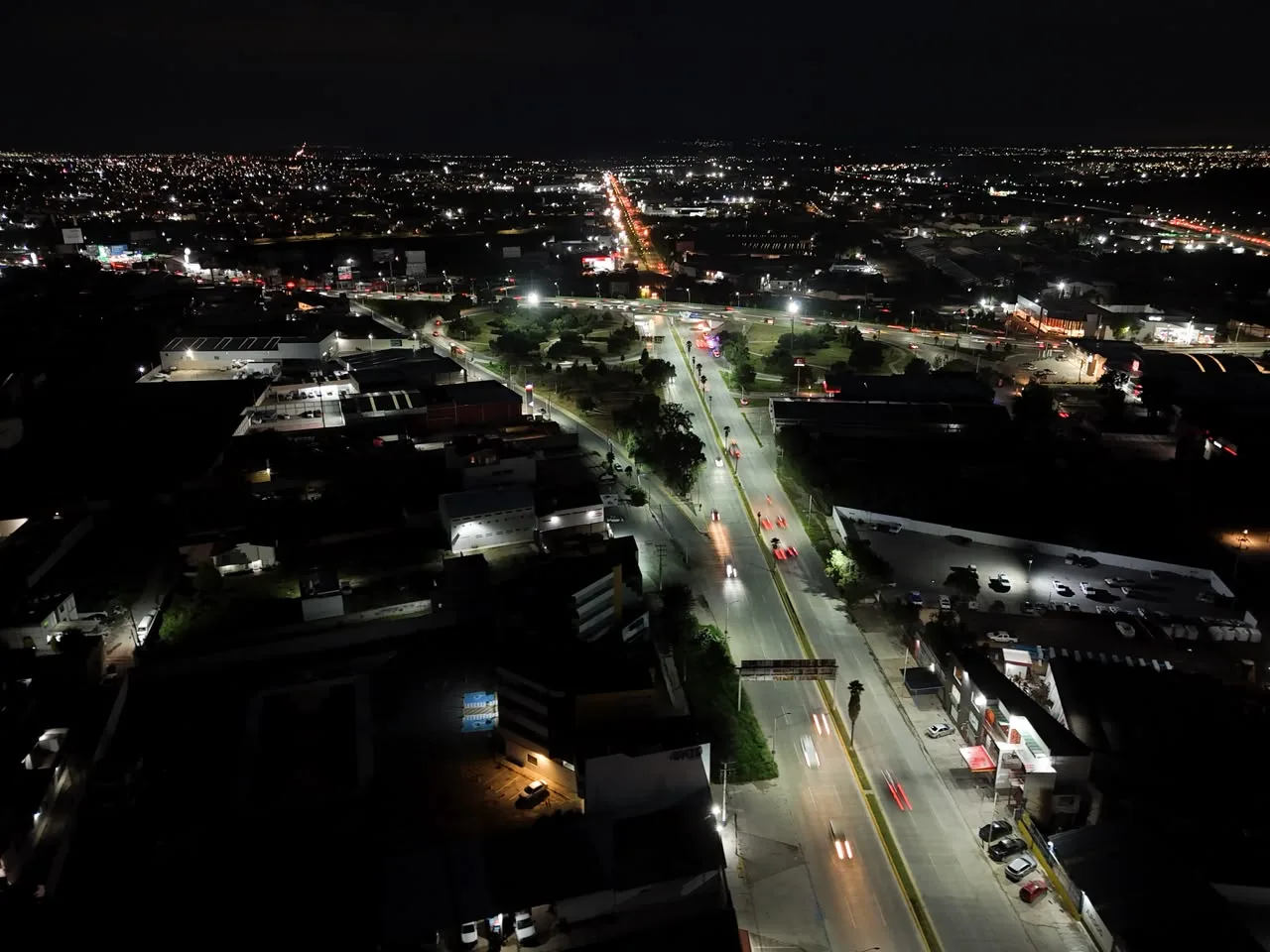 Modernización del alumbrado público en Pachuca llega al bulevar Everardo Márquez
