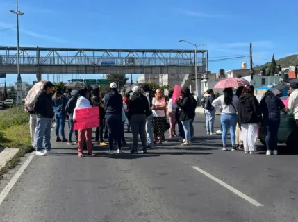 Padres de familia bloquean la Pachuca–Tulancingo para defender a director de secundaria