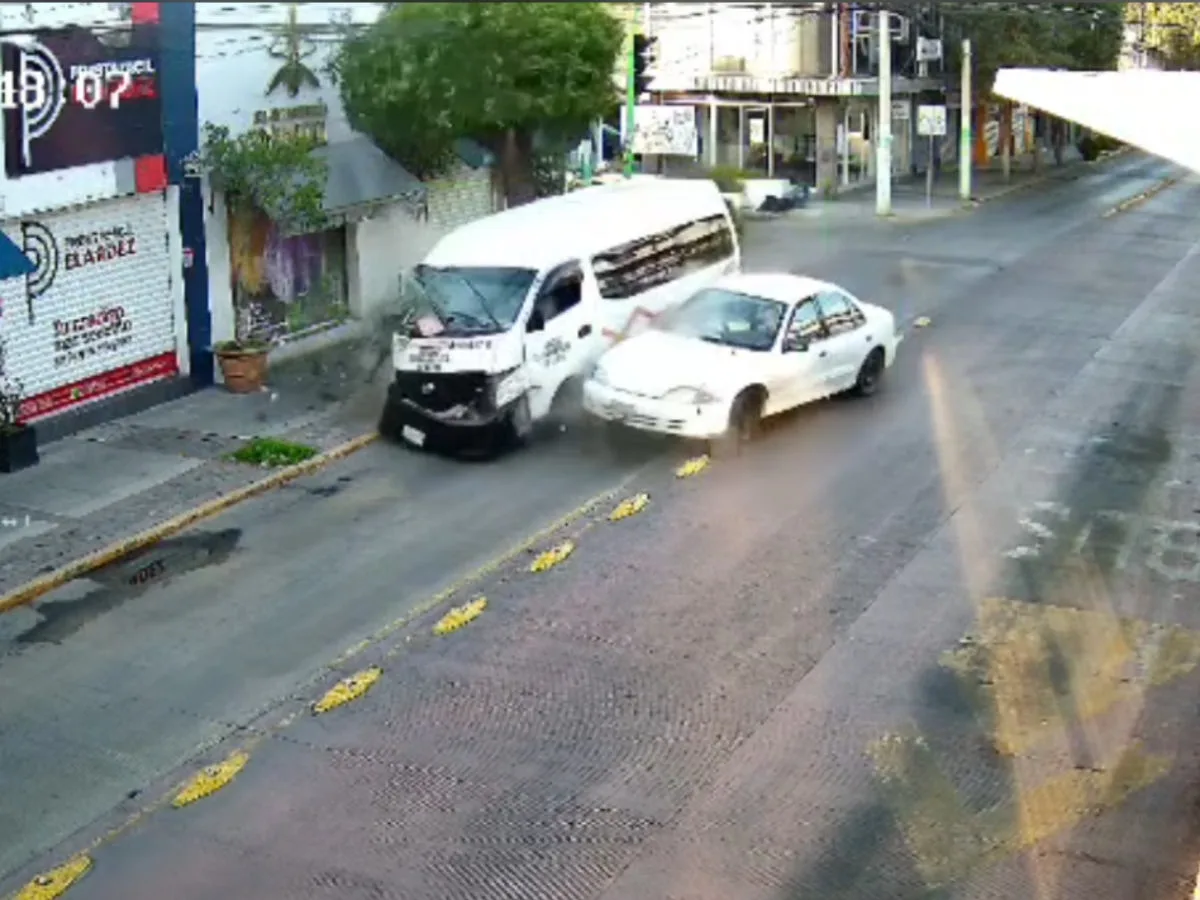 Fuerte choque entre transporte público y auto particular en avenida Revolución deja cuatro lesionados