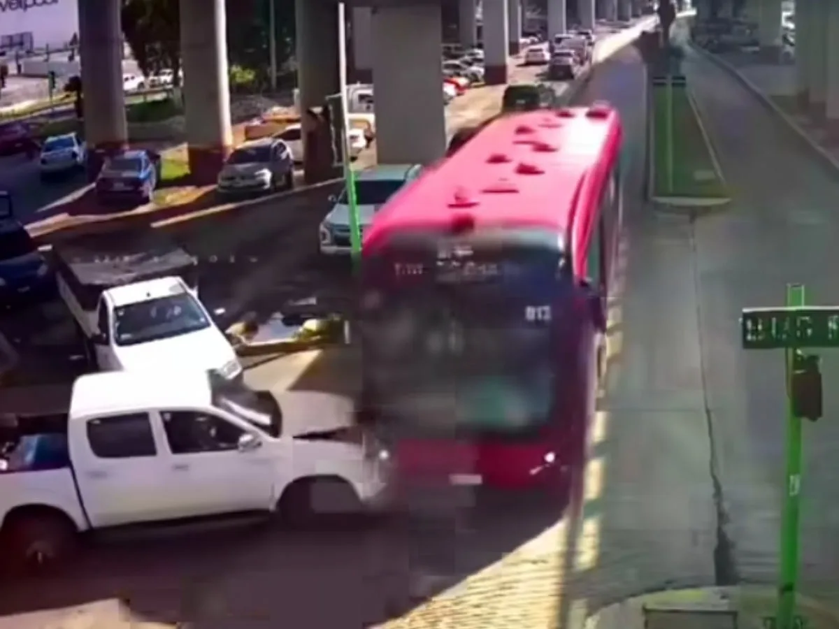Video revela imprudencia de automovilista en choque contra Tuzobús que dejó tres lesionados