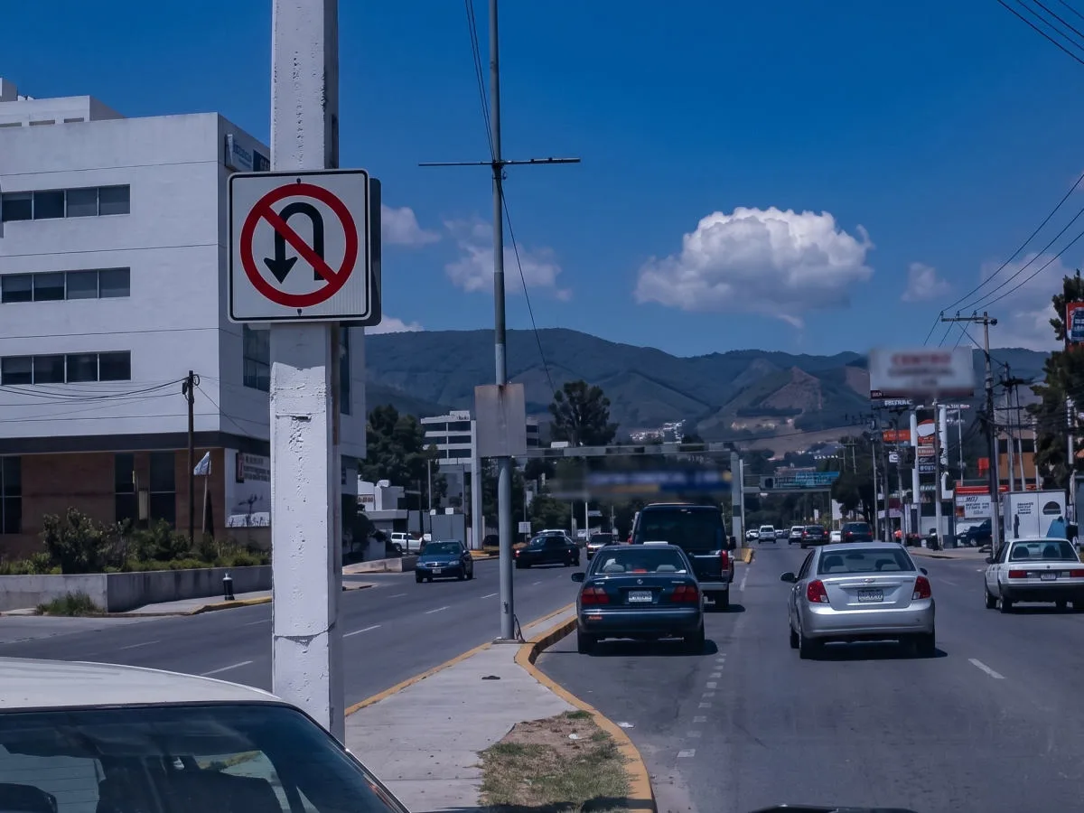 Choque entre Tuzobús y automóvil en Santa Julia deja daños materiales