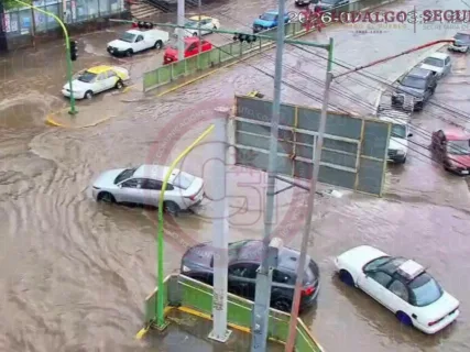 Policía estatal activa operativo de auxilio vial por intensas lluvias en Pachuca