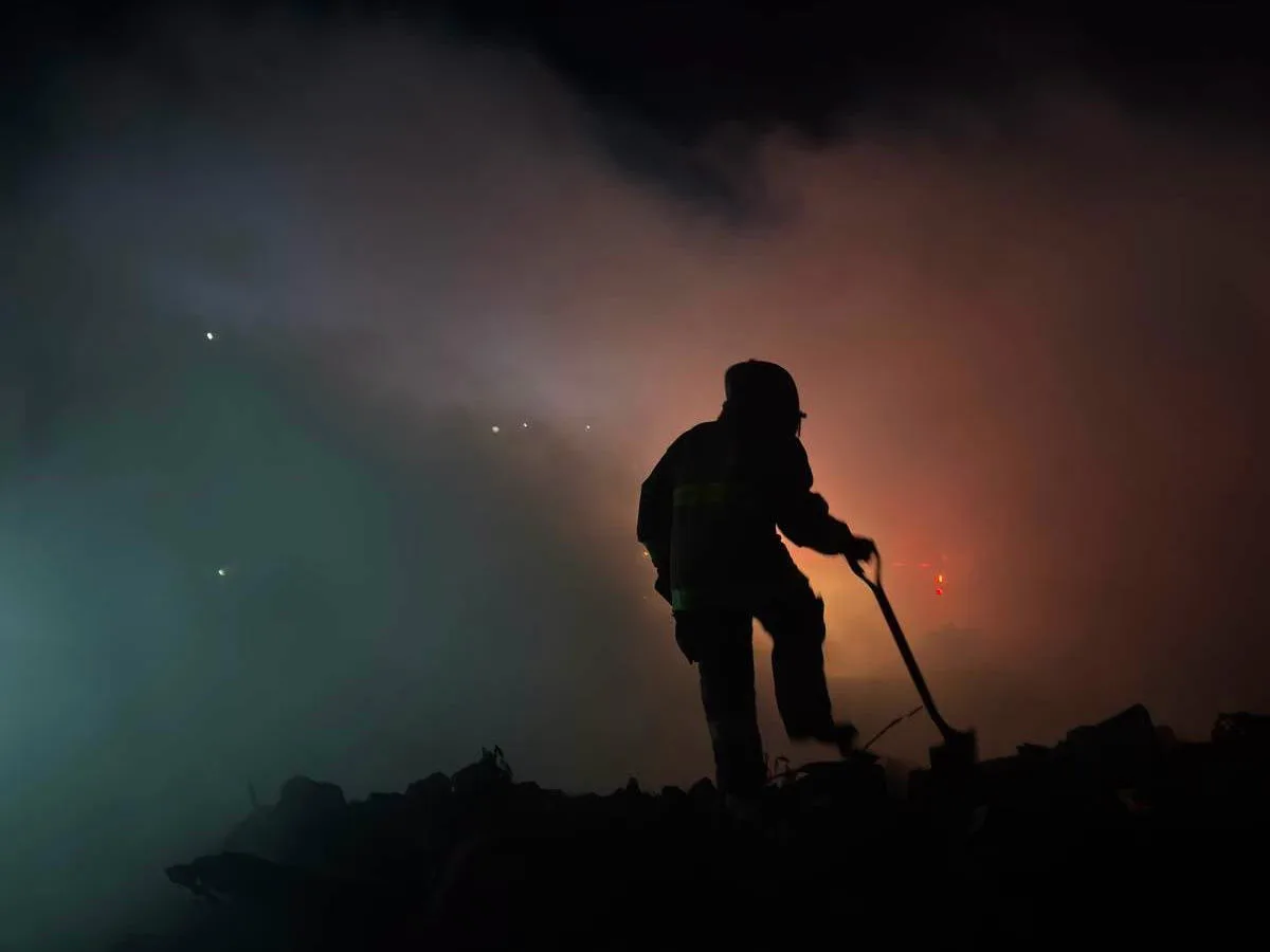 Sofocan fuerte incendio de llantas, vegetación y basura en La Raza