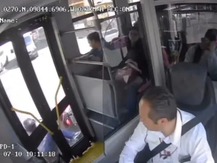 Video: Motociclista provoca percance con unidad del Tuzobús en avenida Juárez