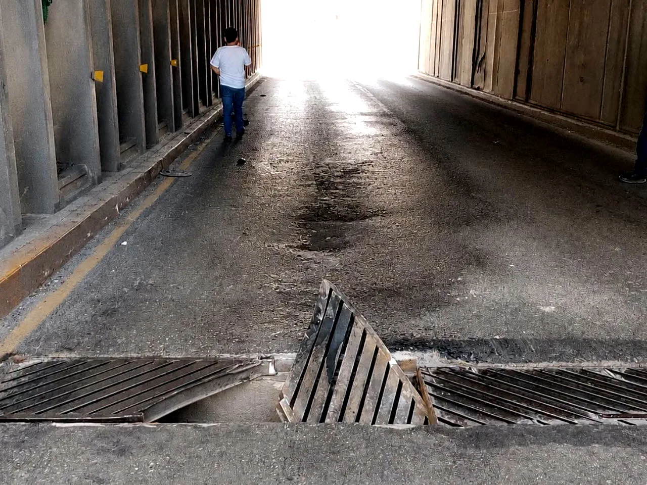 Rejilla dañada se convierte en peligrosa trampa en el Río de las Avenidas: hay varios autos afectados