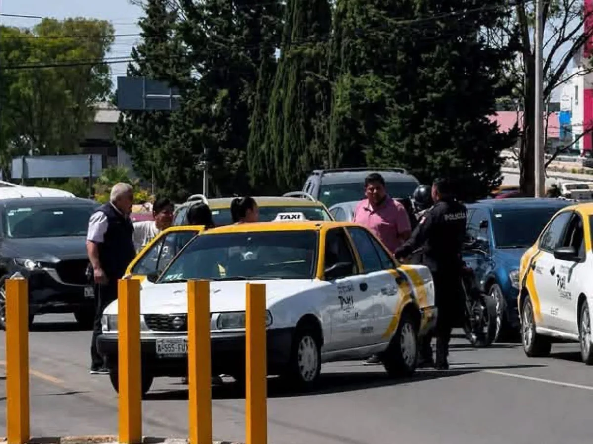 Riña entre taxistas en Pachuca acaba en sanciones y unidades aseguradas