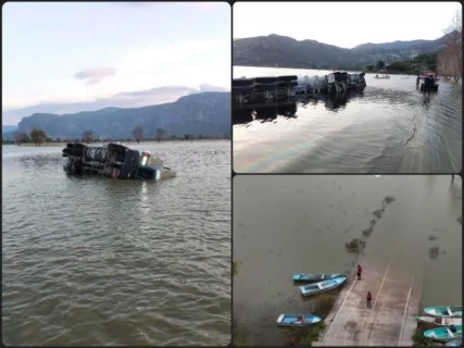 Laguna se 'traga' a tráiler en tramo inundado de la carretera Metztitlán–Eloxochitlán