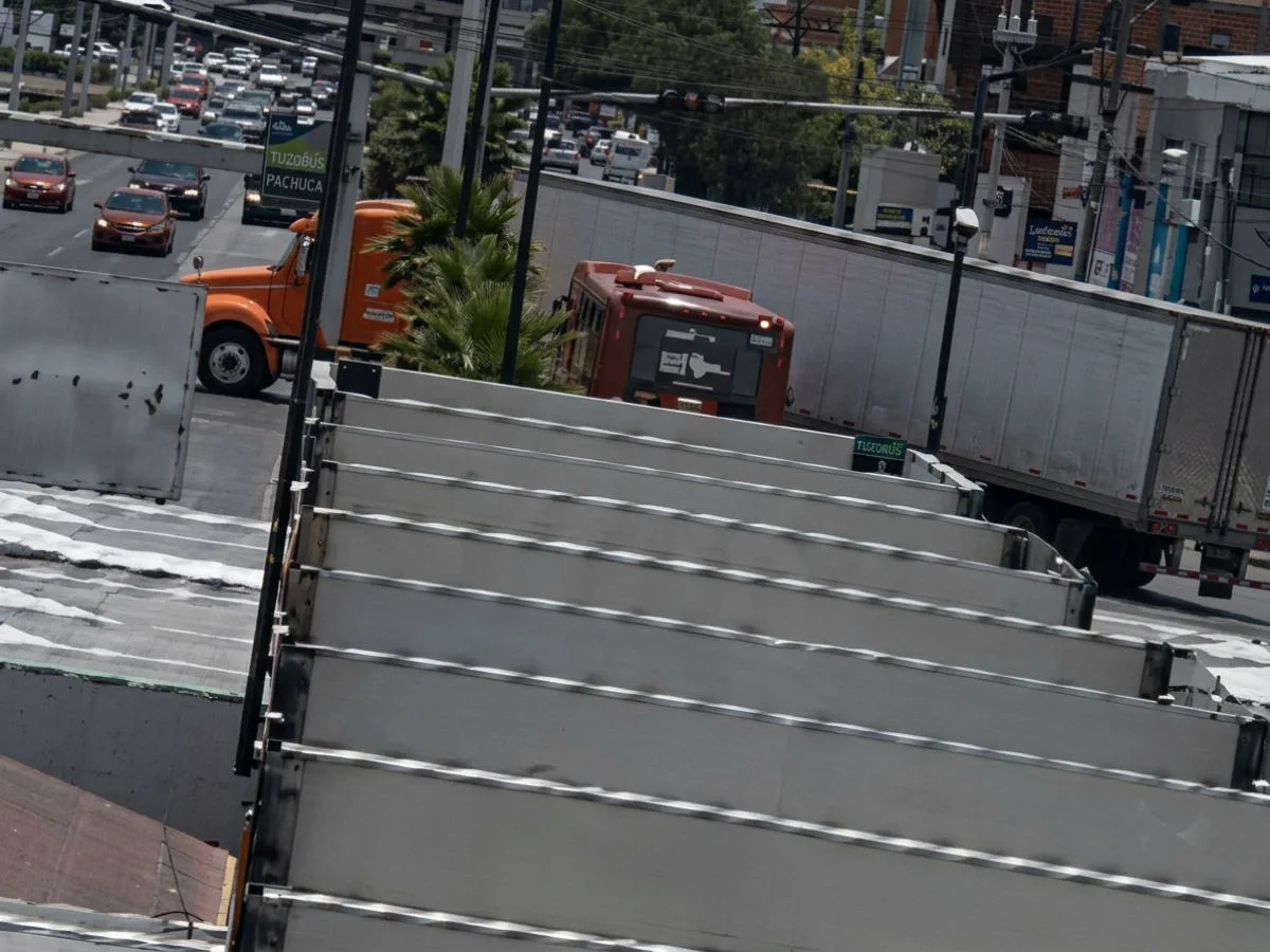 Vuelta en 'U' de tráiler provoca percance con unidad del Tuzobús (video)
