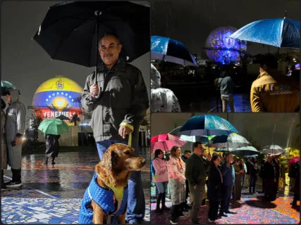 Familias desafían la lluvia en Pachuca para disfrutar del videomapping mundialista