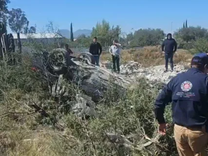 Volcadura en la Pachuca-Actopan: auto sale del camino y acaba volteado