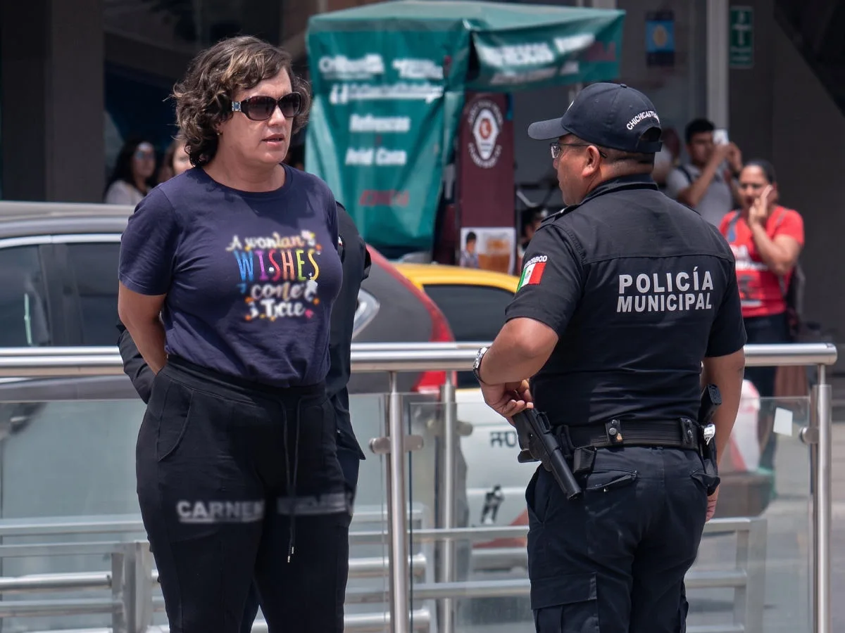 VIDEO: Detienen a la influencer Zoé Schulenburg tras altercado en el centro de Pachuca